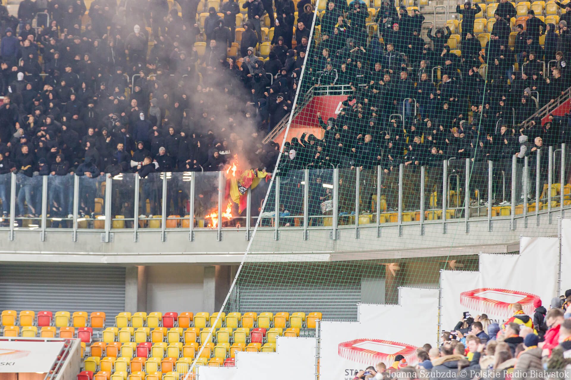 Spalone flagi i zniszczona toaleta na Stadionie w Białymstoku po meczu Jagiellonii z Legią