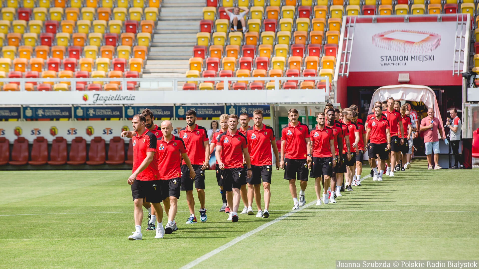 Więcej drużyn w piłkarskiej ekstraklasie, ale faworyt ten sam
