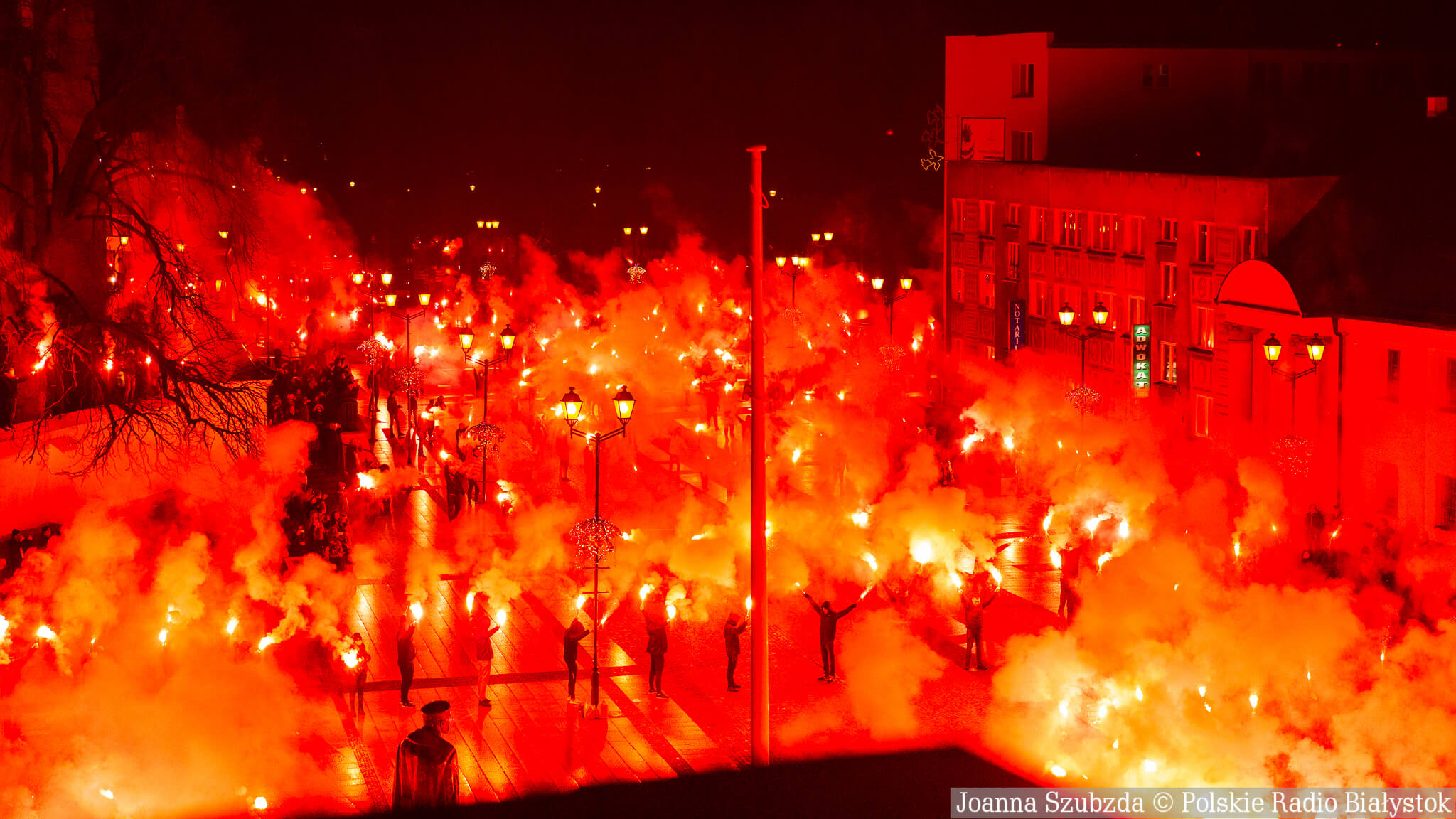 Kibice Jagiellonii Białystok odpalili setki rac na stulecie klubu [zdjęcia, wideo]