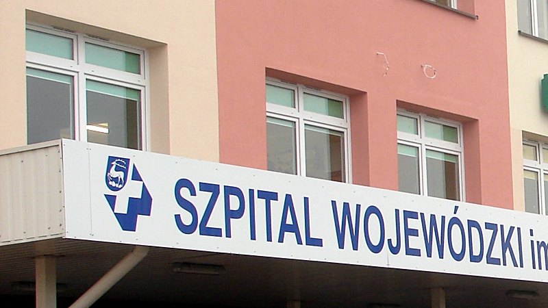 Kilkunastu techników analityki medycznej z łomżyńskiego szpitala na L-4