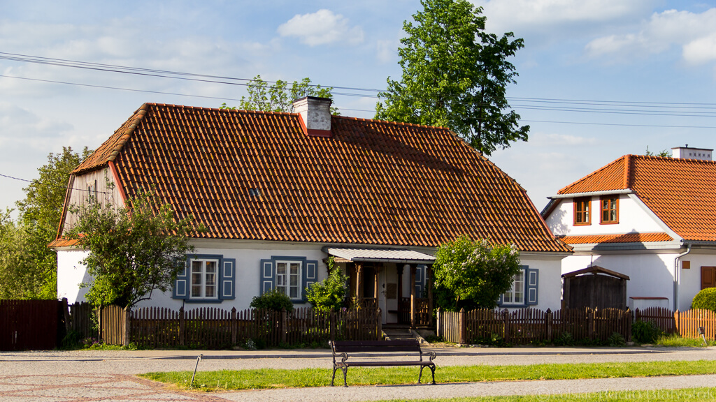 Coraz więcej osób chce dbać o drewniane budownictwo, ale wciąż brakuje informacji jak to robić