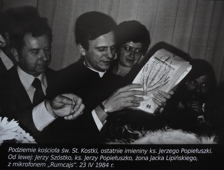 "Przyjaciel Jerzy" - reportaż Agnieszki Czarkowskiej. Ksiądz Jerzy Popiełuszko oczami przyjaciela i fotografa ze strajków '80. Ostatni dyżur i tysiące historycznych fotografii.