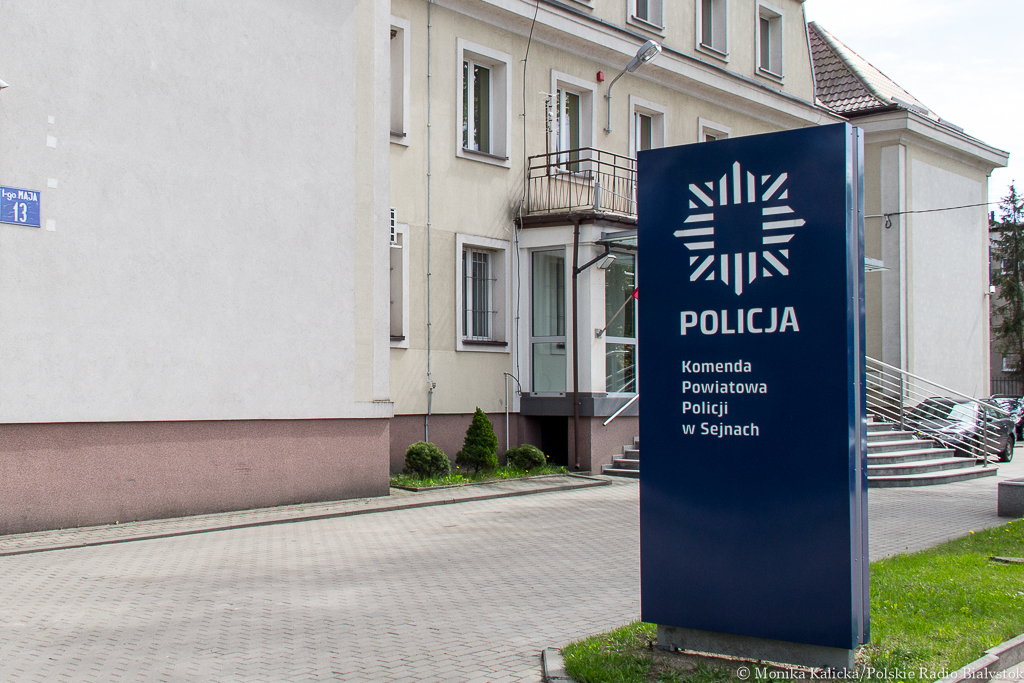 Sejneńscy policjanci zatrzymali wandala który zniszczył wiatę na Placu Dominikańskim