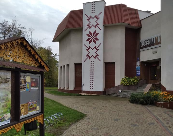 Mural na ścianie muzeum białoruskiego w Hajnówce 16.11.2020