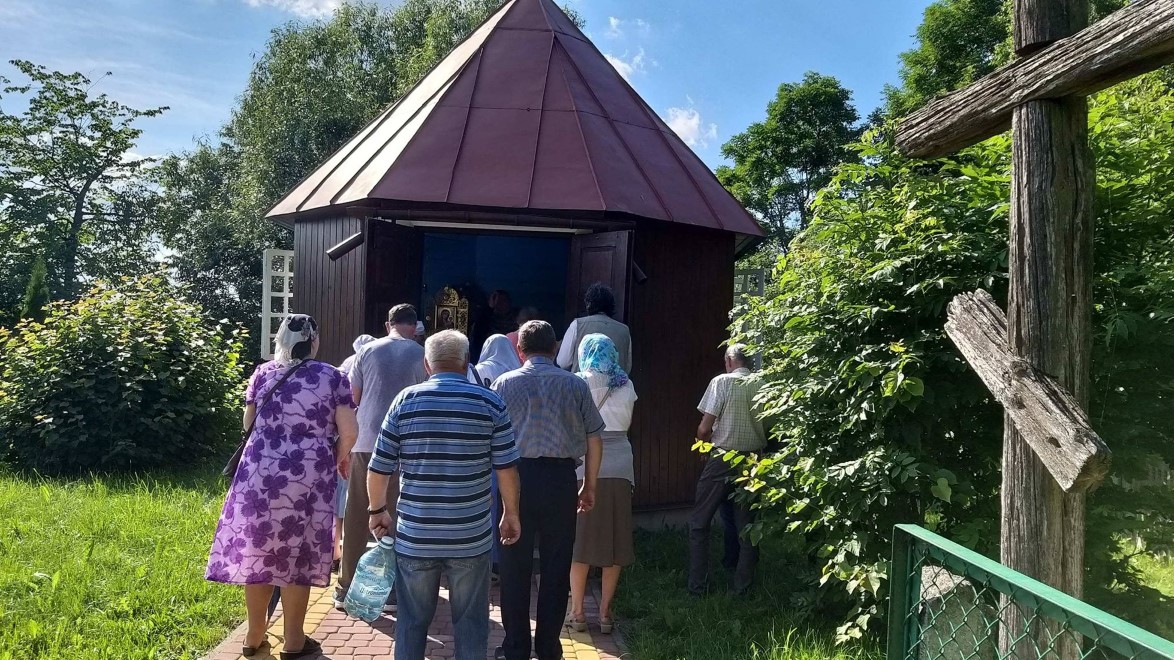 Pielgrzymi zjeżdżają do uroczyska "Piatieńka" w prawosławnej parafii w Topolanach