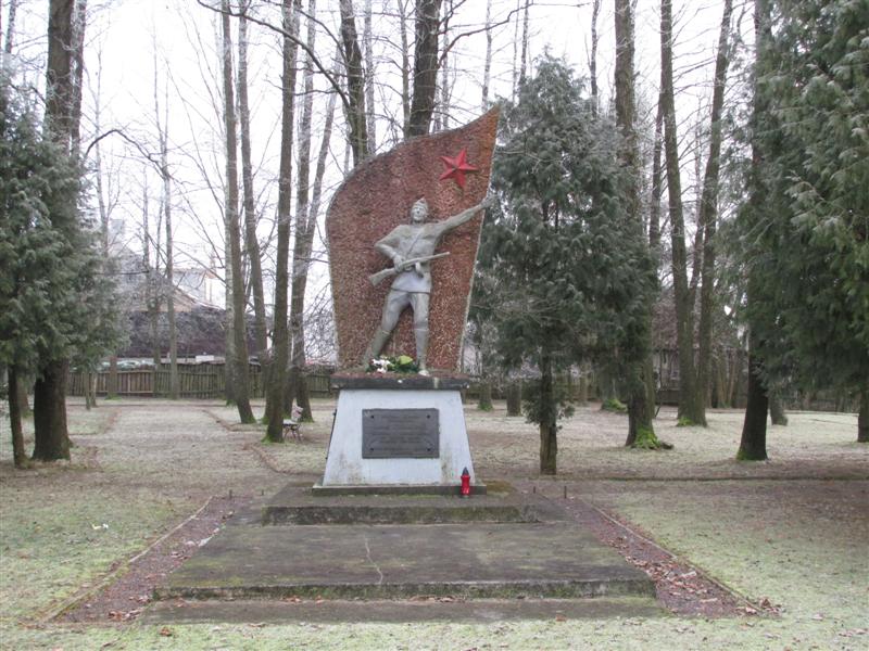 Samorządowcy muszą usunąć tablice i pomniki przeznaczone do dekomunizacji