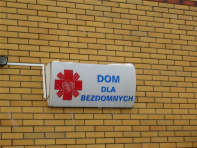 Osoby bezdomne szukają miejsc, gdzie mogą się ogrzać