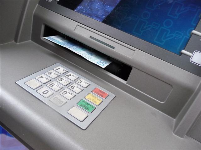 Białystok:  Policjanci szukają przestępców, którzy skanowali karty płatnicze