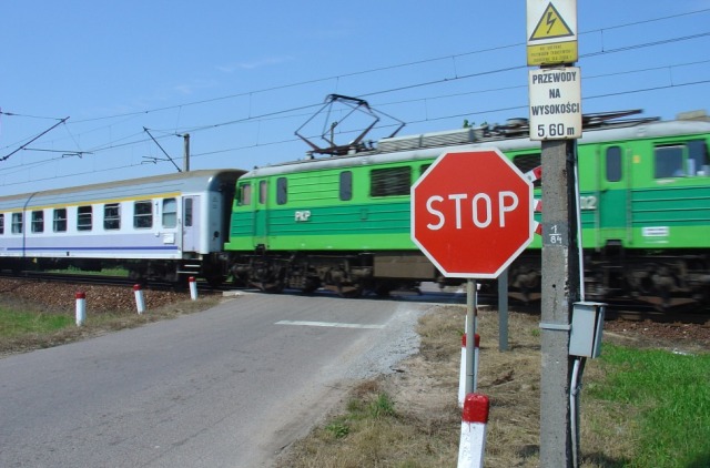 Na przejeździe kolejowym w ciągu ul. Baranowickiej w Białymstoku znów stoją znaki STOP