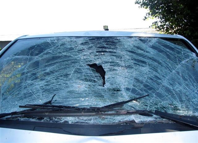 Akt wandalizmu w Suwałkach – zniszczono prawie 30 aut w jedną noc