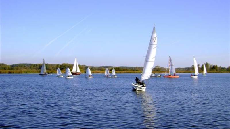 Ok. 80 zawodników bierze udział w regatach na Zalewie Siemianówka