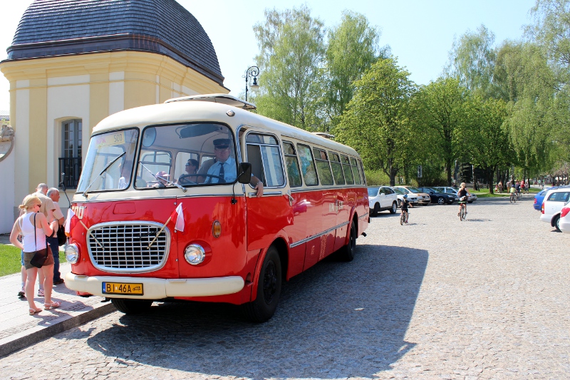 Wycieczki po Białymstoku zabytkowym "ogórkiem" na 100. rocznicę niepodległości