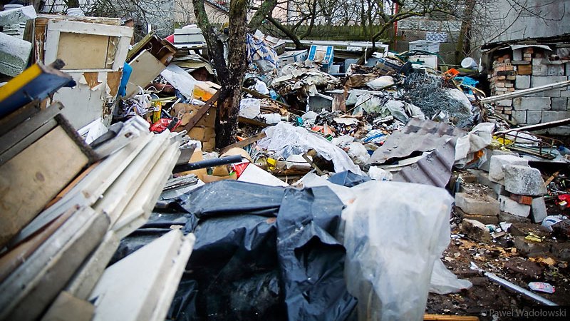 Nakazy i wezwania nie przynoszą skutku - góra śmieci wita wjeżdżających do Grajewa