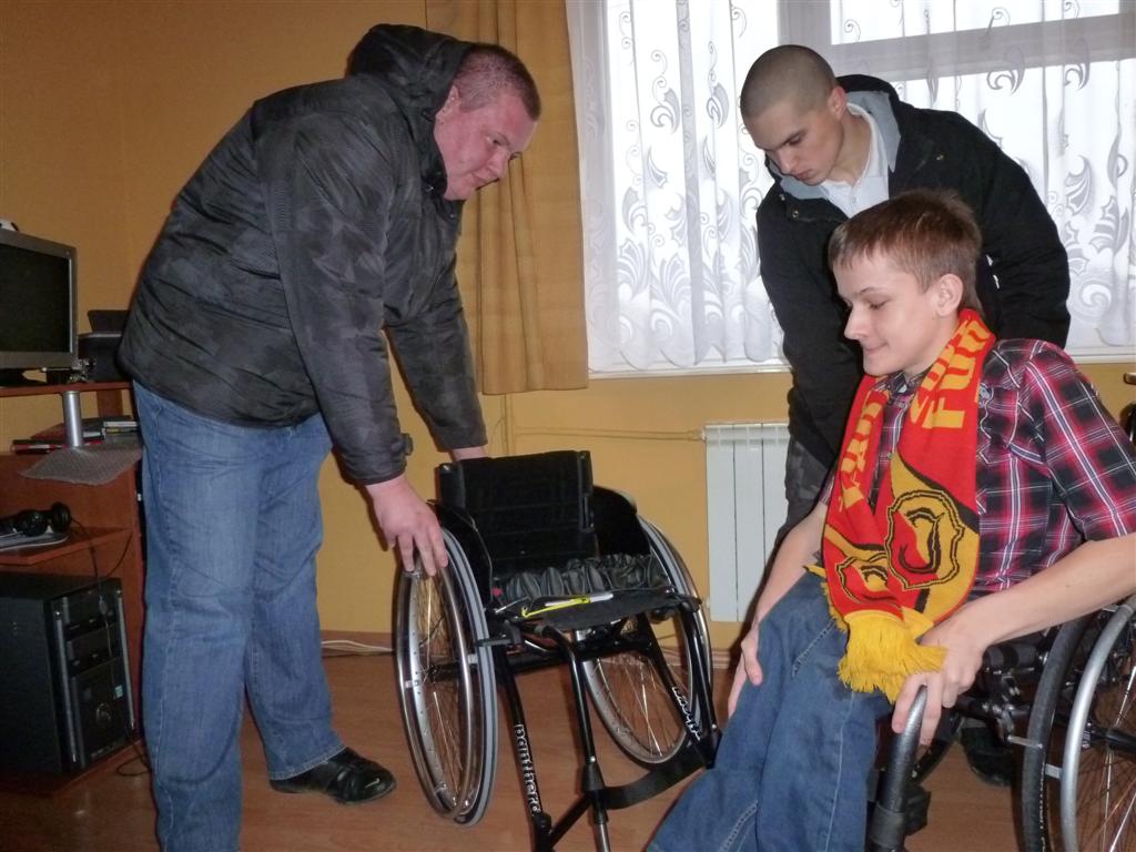 Kibice zebrali nakrętki - 17-letni Marcin z Płonki Kościelnej dostał nowy wózek inwalidzki