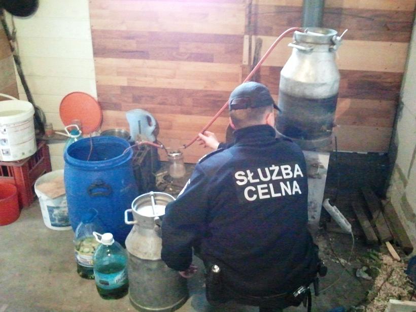 Podlascy celnicy zlikwidowali fabrykę bimbru