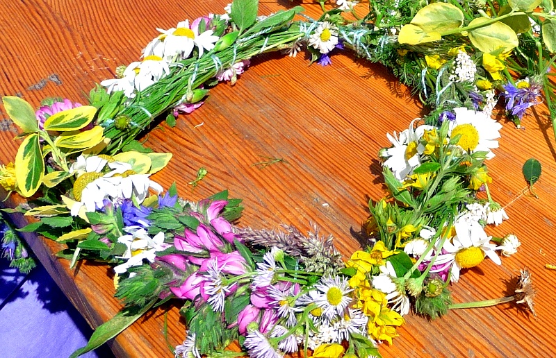 Wspólne plecenie wianków, tańce i śpiewy - Noc Świętojańska nad Nettą