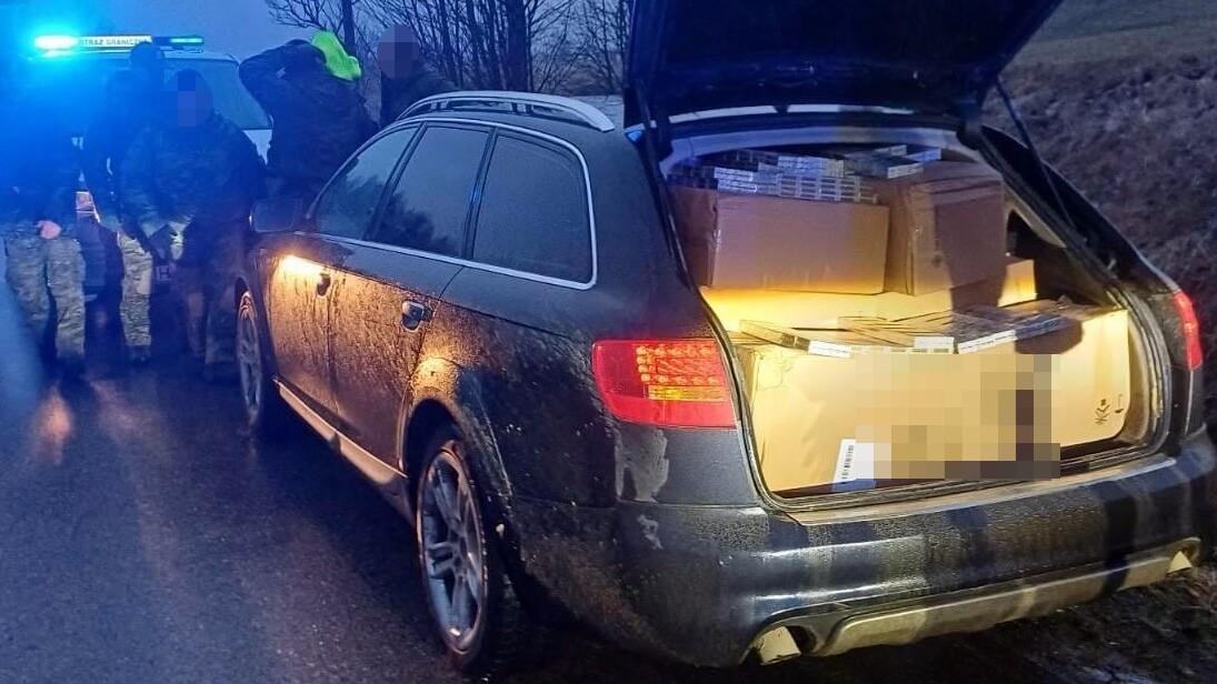 Straż Graniczna po pościgu zatrzymała samochód wypełniony papierosami z przemytu