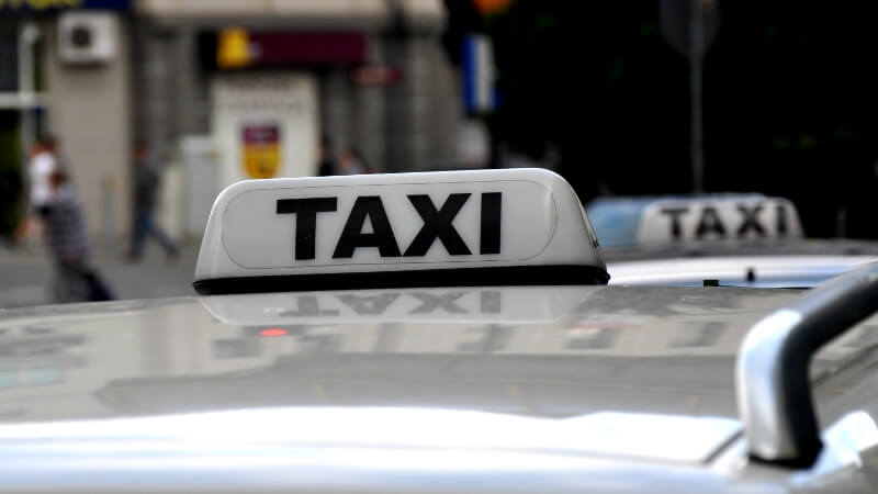 Pijany 35-latek za kierownicą taksówki "na aplikację"