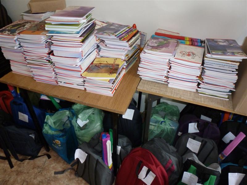 Przybory szkolne zebrane przez stypendystów Funduszu Białystok Ojcu Świętemu trafiły do uczniów