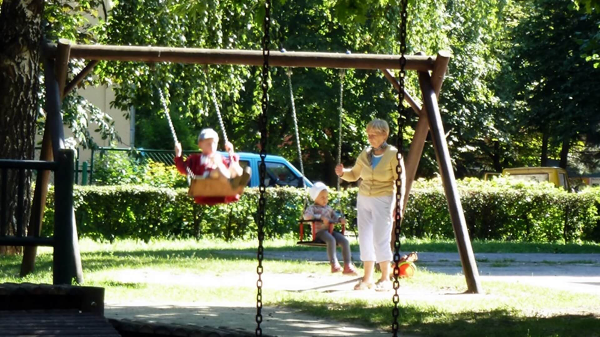 Huśtawki, karuzele i zjeżdżalnie – nowe place zabaw powstaną w gminie Raczki