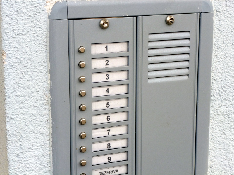 Głuche domofony czy przesunięta wycieraczka – podlascy policjanci ostrzegają przed pomysłowymi oszustami