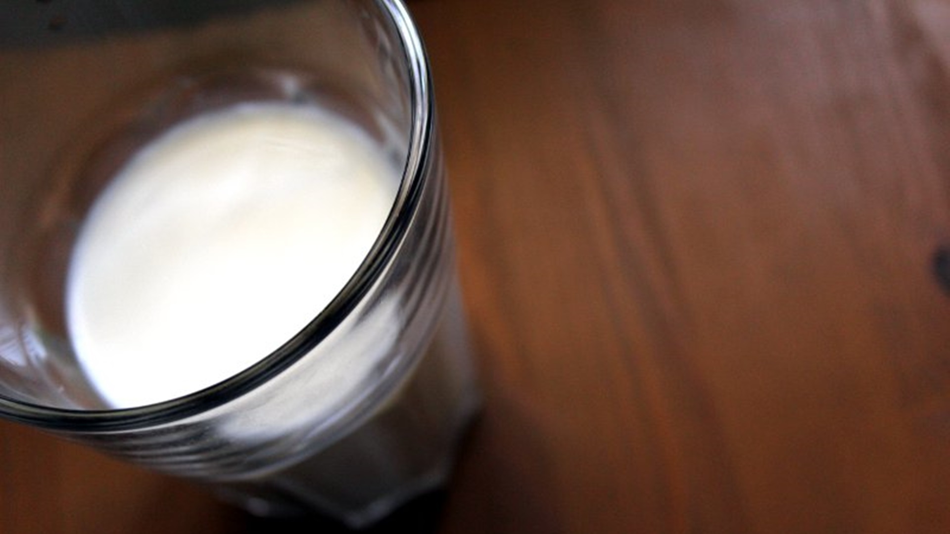 Spadają ceny skupu mleka - zakłady mleczarskie sprowadzają je z zagranicy