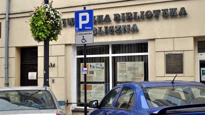 Kilkadziesiąt mandatów za parkowanie bez uprawnień na "kopertach" wystawili podlascy policjanci