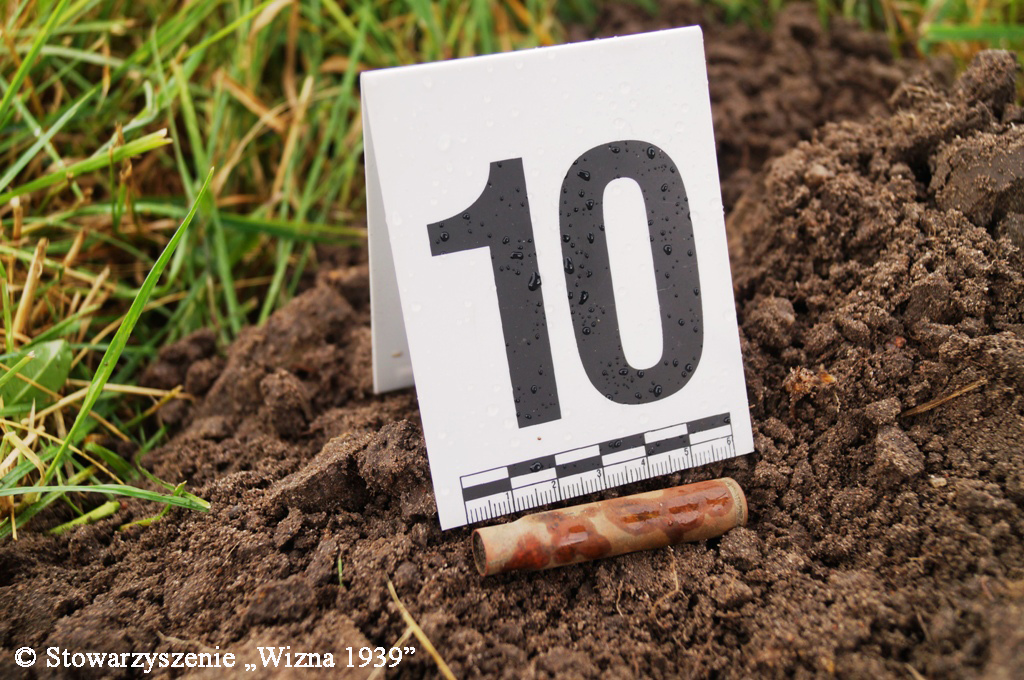 Podczas badań terenowych w sąsiedztwie miejsca mordu Żydów w Wiźnie odkryto ślady niemieckiej broni