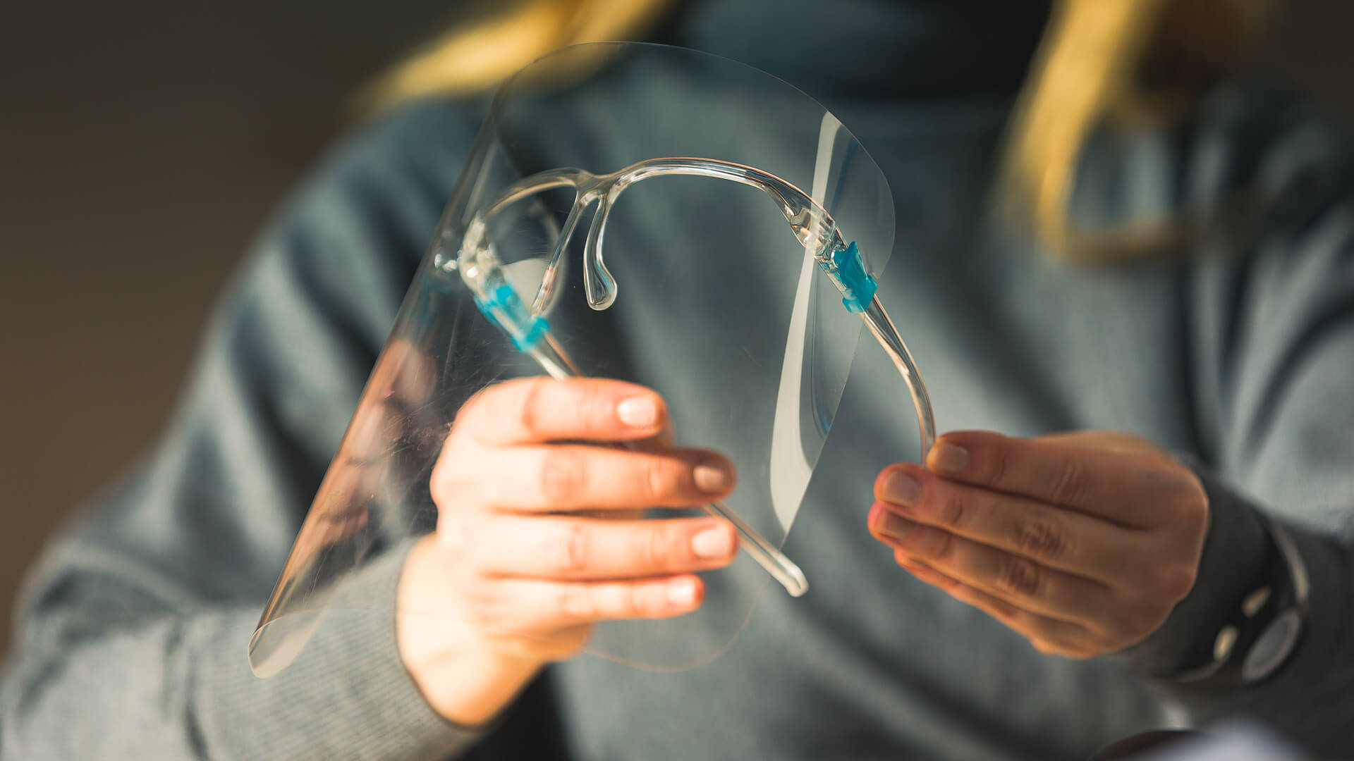 Zakaz stosowania przyłbic i szalików do zakrywania ust i nosa