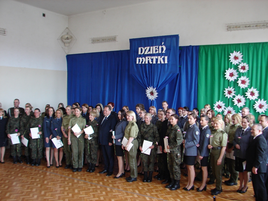 Podlaskie matki pracujące w służbach mundurowych przyjęły gratulacje i życzenia od swoich szefów