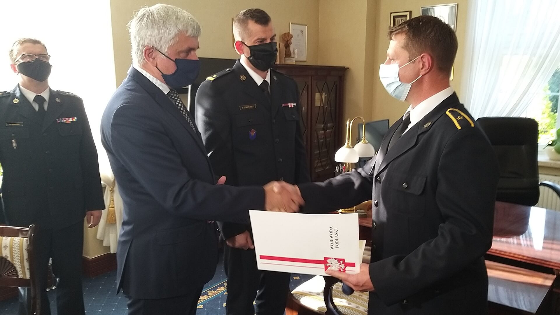 Białostocki strażak uratował mężczyznę - nagrodził go za to wojewoda podlaski