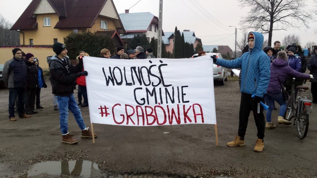 Zwolennicy utworzenia gminy Grabówka blokowali rondo przy wyjeździe w stronę Bobrownik