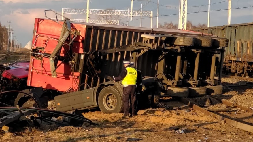 Zderzenie pociągu i ciężarówki na niestrzeżonym przejeździe w miejscowości Dąbrowa Łazy