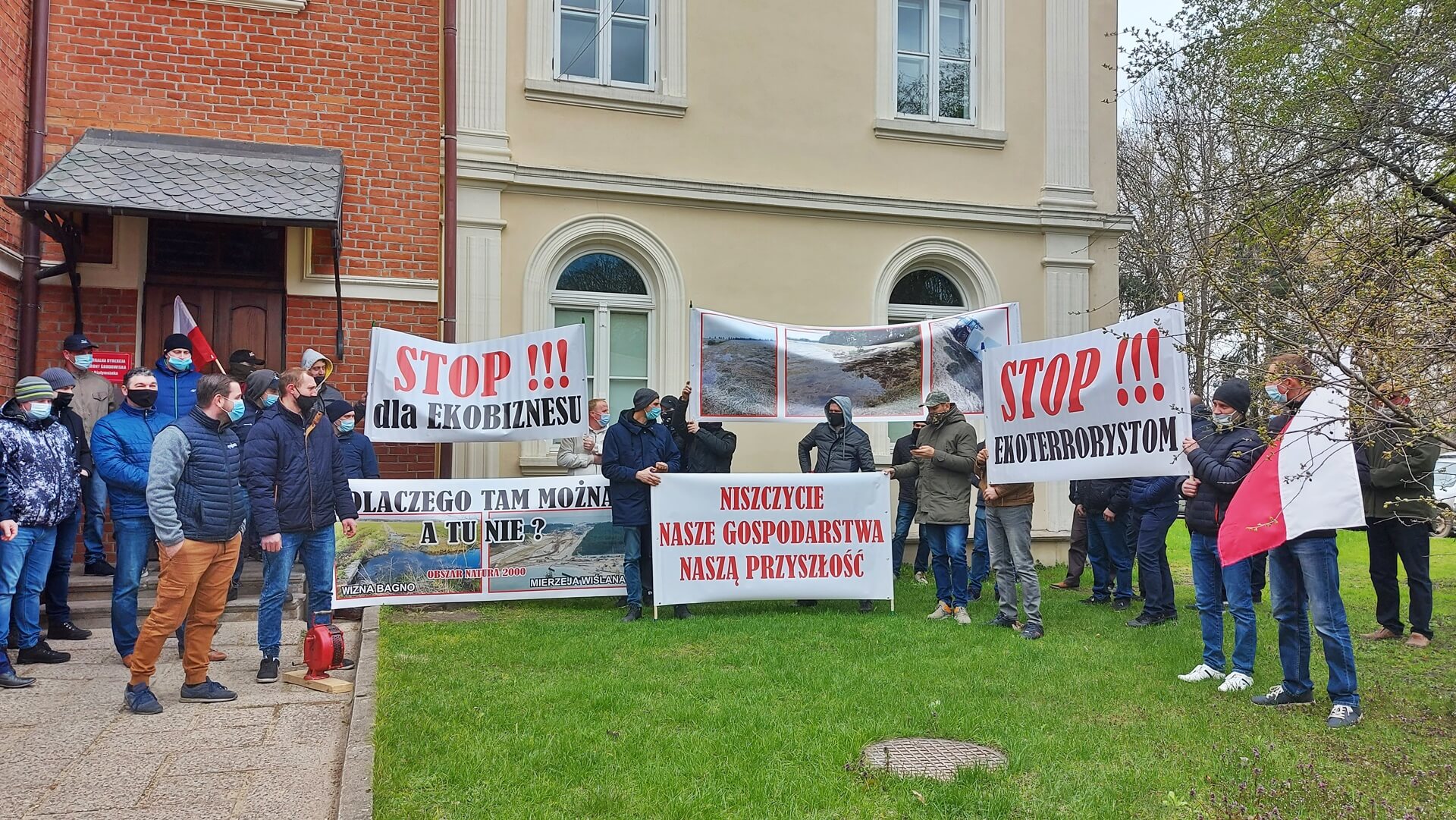 Protest rolników przed siedzibą RDOŚ przeciwko zakazowi udrażniania rowów melioracyjnych