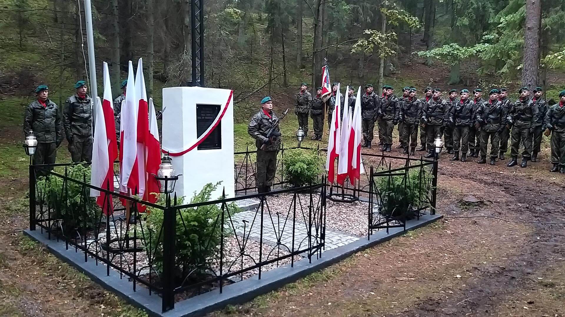 W lesie nieopodal wsi Prudziszki odsłonięto odnowiony pomnik partyzantów