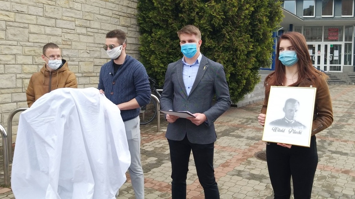 Zapal znicz Rotmistrzowi - akcja Młodzieży Wszechpolskiej w 72. rocznicę śmierci Witolda Pileckiego