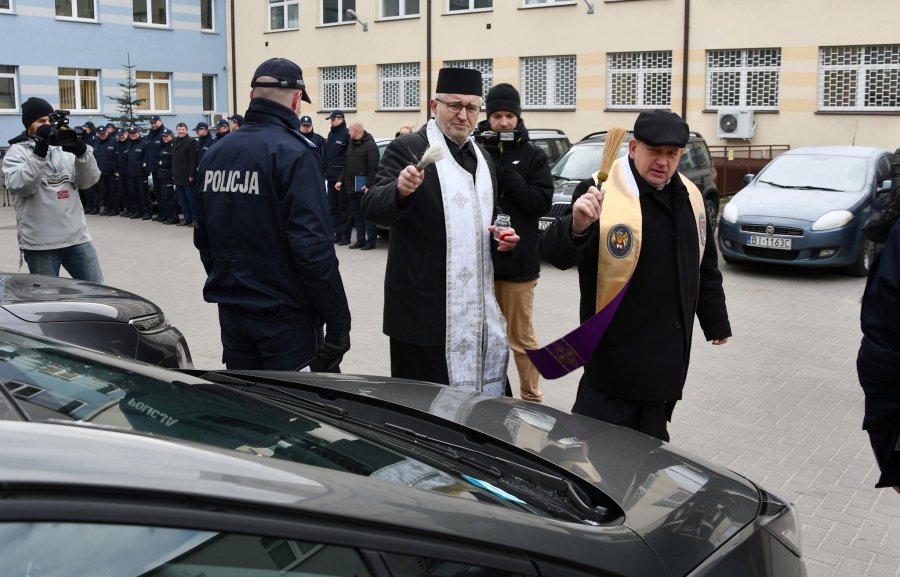 Będzie bezpieczniej – białostocka policja otrzymała 14 nowych radiowozów