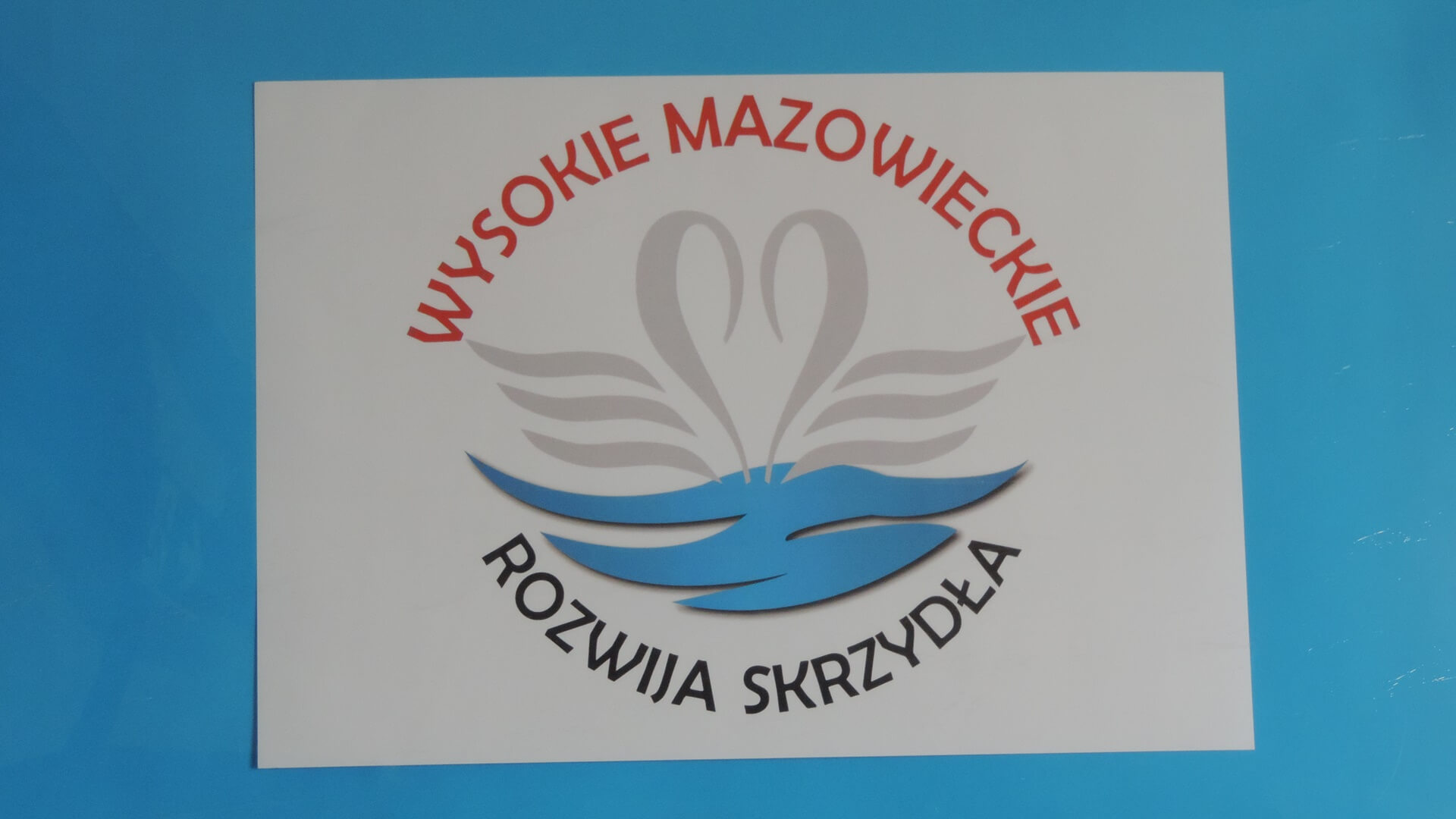 Wysokie Mazowieckie ma logo - to dwa łabędzie z rozpostartymi skrzydłami