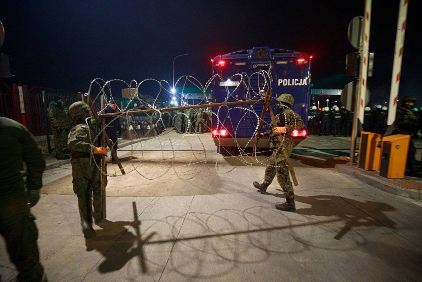 Mariusz Błaszczak: Umacniane są posterunki na przejściu granicznym w Kuźnicy