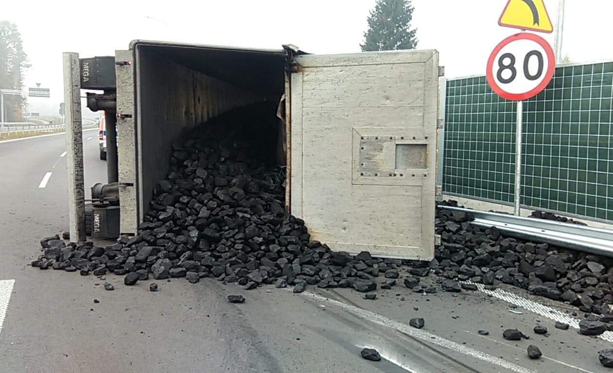 Wypadek w Zalesianach – przewróciła się ciężarówka z węglem