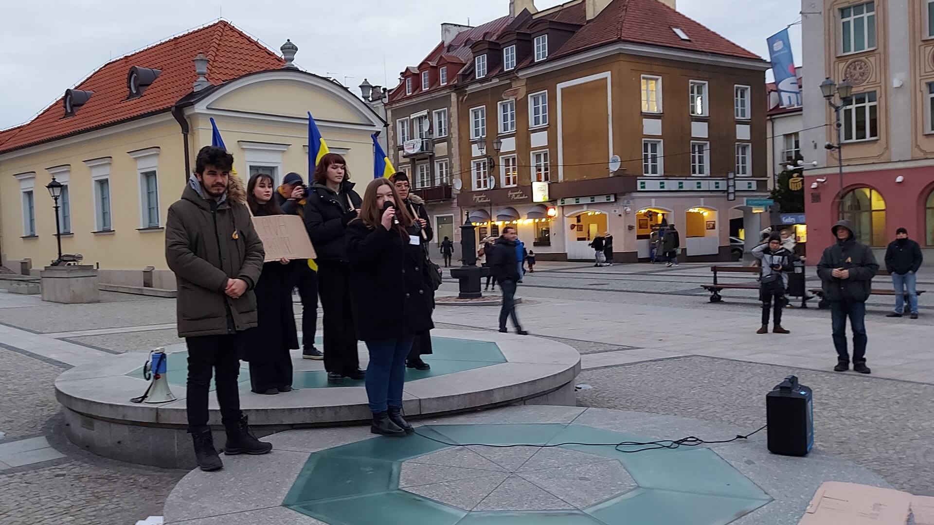 Białystok: Kilkadziesiąt osób wzięło udział w manifestacji solidarności z Ukraińcami