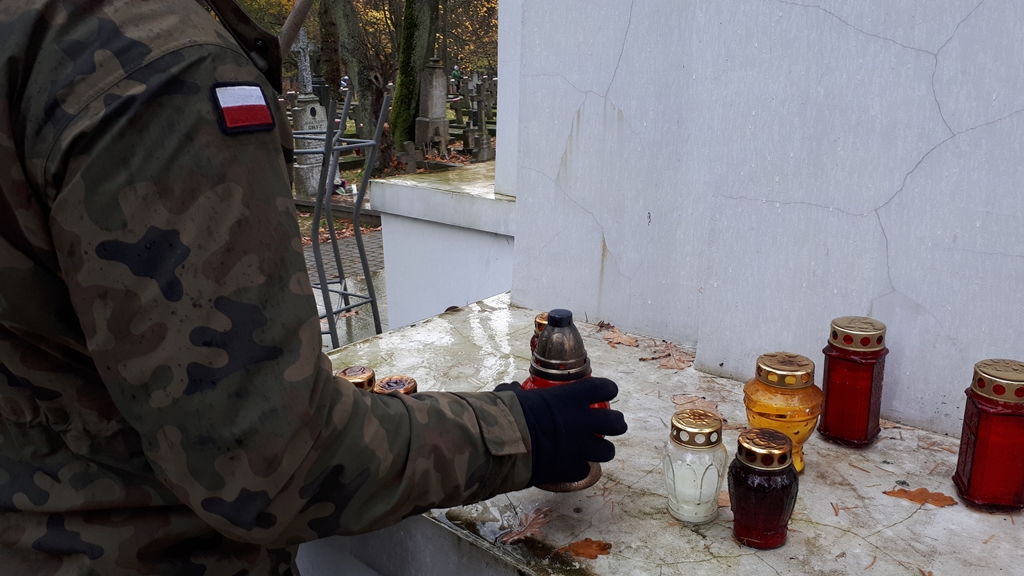 Żołnierze z 18. BPR sprzątają wojskowe groby na białostockich cmentarzach