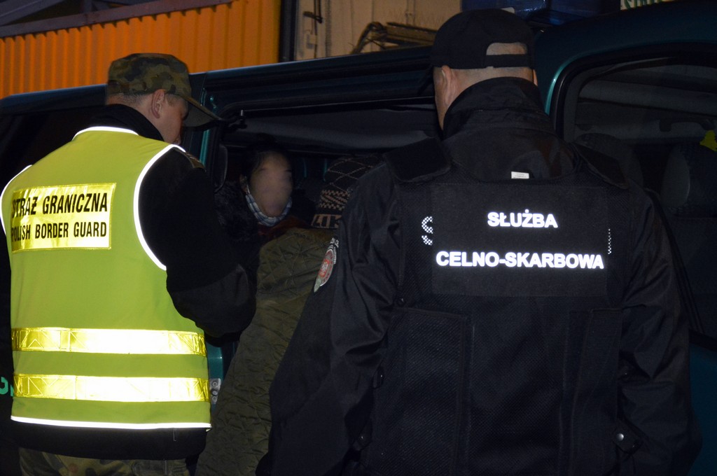 Podlaska straż graniczna i celnicy zatrzymali 8 nielegalnych imigrantów z Wietnamu - ukrywali się pośród skrzynek