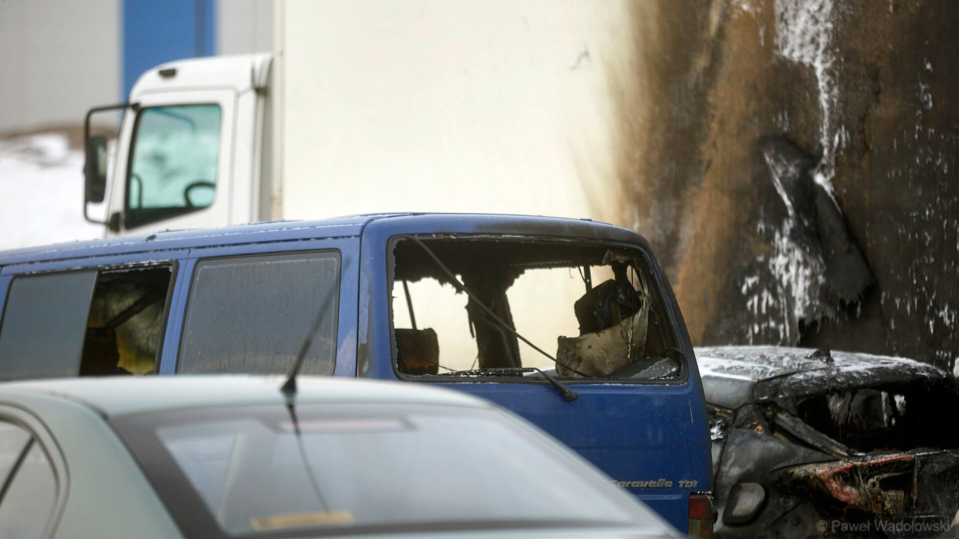 Pożar samochodów dostawczych na parkingu w Łomży