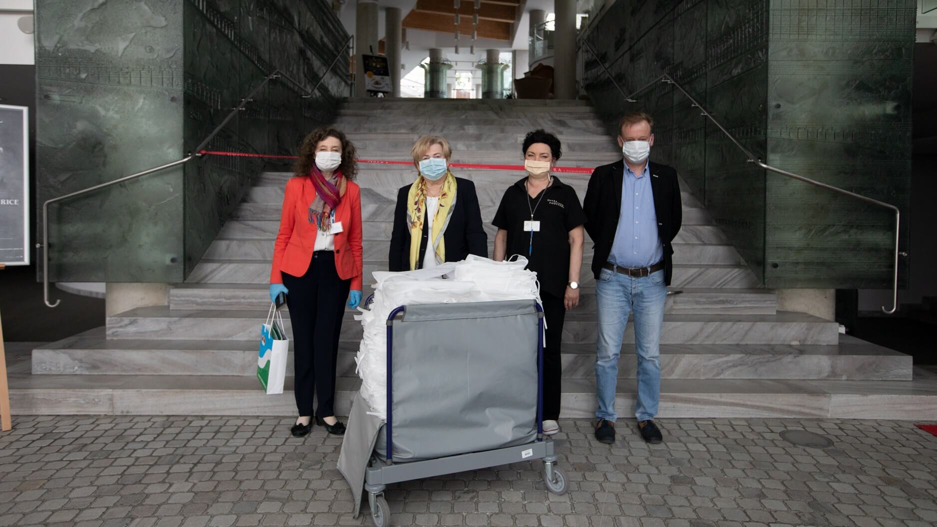 Ponad 200 fartuchów ochronnych od OiFP dla augustowskiego szpitala