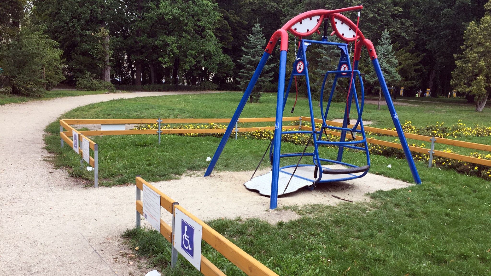 Opiekunowie dzieci niepełnosprawnych niepokoją się, że specjalna huśtawka na białostockich Plantach może zostać zniszczona