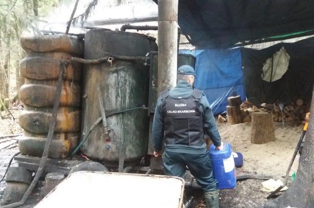W okolicach Gródka zlikwidowano bimbrownię - funkcjonariusze KAS zarekwirowali 270 litrów nielegalnego alkoholu