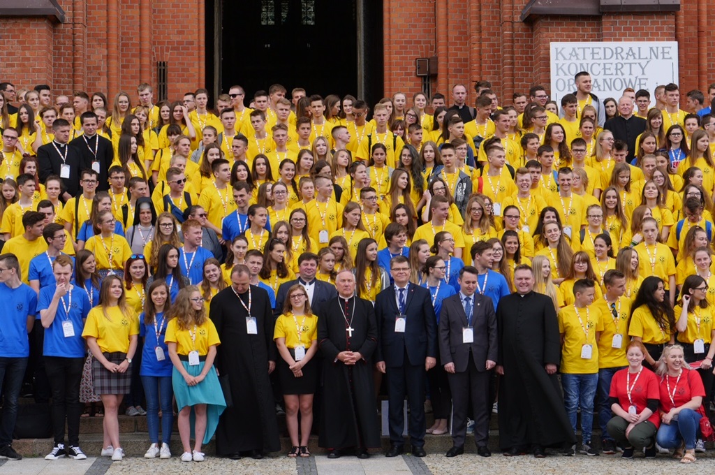 Wycieczki, wizyty w muzeach i koncerty – ok. 700 stypendystów Fundacji "Dzieło Nowego Tysiąclecia" rozpoczęło w Białymstoku obóz letni