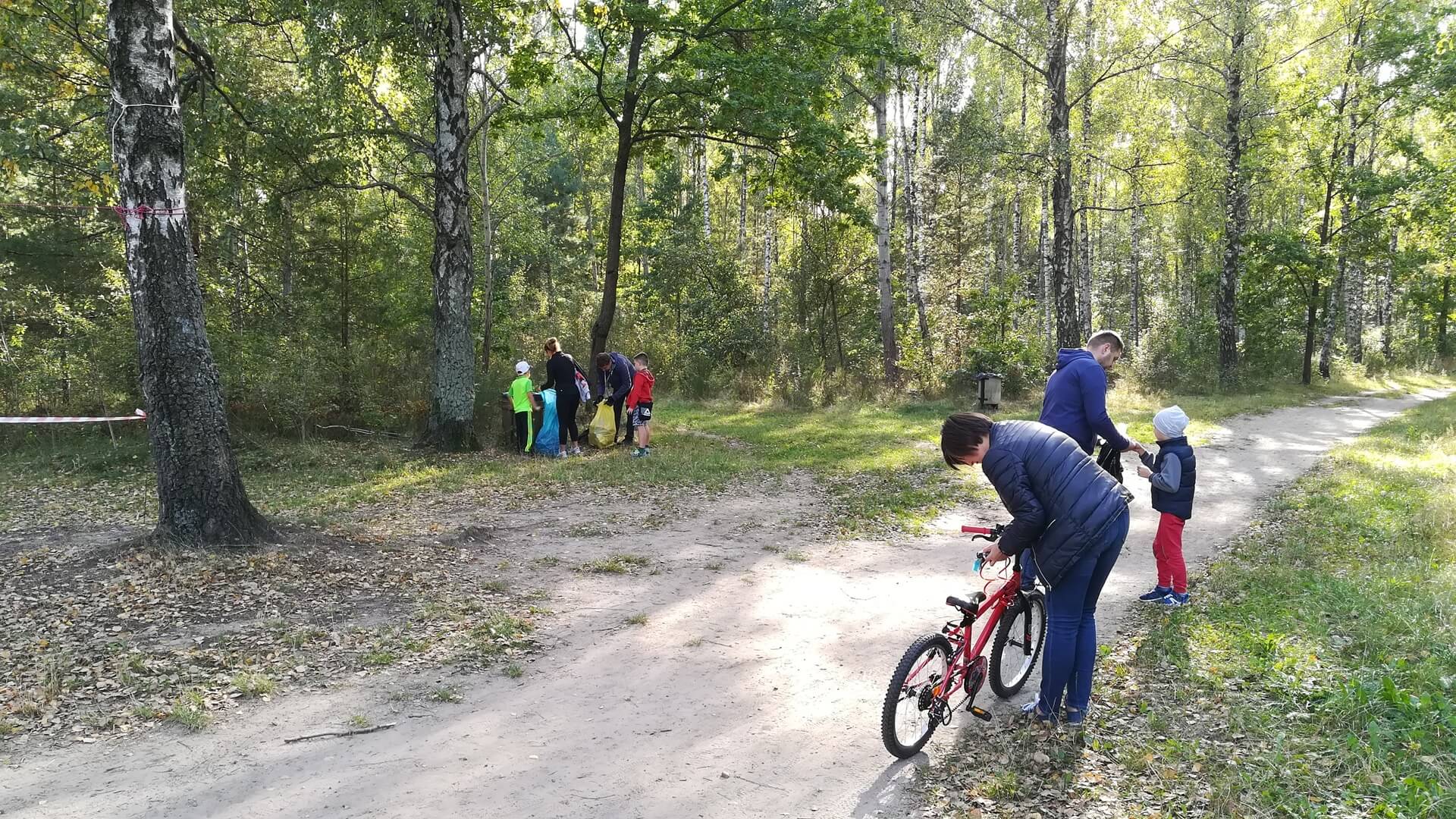 Białostoccy społecznicy sprzątali Las Turczyński i zachęcali do podpisania petycji przeciwko jego wycince