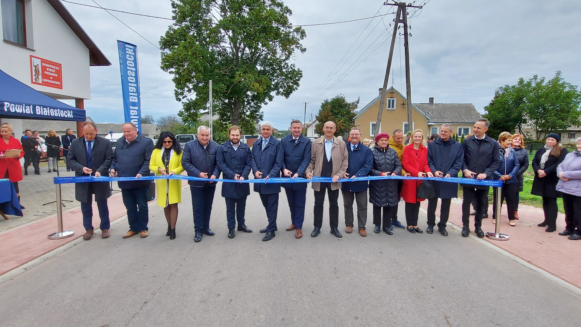 Przez wieś Łopuchowo prowadzi już wygodna asfaltowa droga